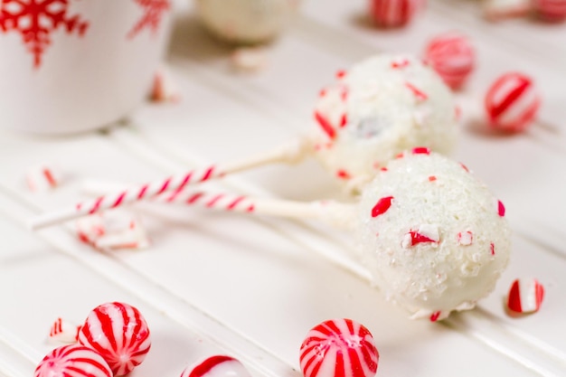 Pfefferminz-Schokoladenkuchen, eingetaucht in weiße Schokolade und Zuckerstangenstückchen.