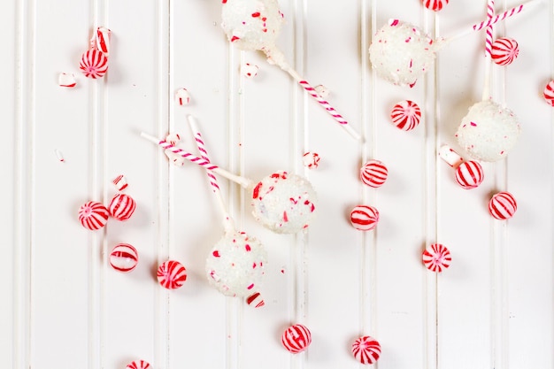 Pfefferminz-Schokoladenkuchen, eingetaucht in weiße Schokolade und Zuckerstangenstückchen.