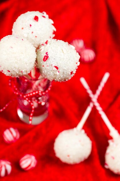 Pfefferminz-Schokoladenkuchen, eingetaucht in weiße Schokolade und Zuckerstangenstückchen.