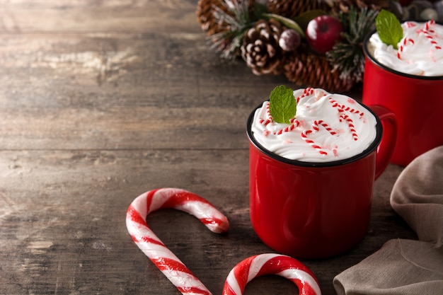 Pfefferminzkaffeemokka für weihnachten auf holztisch, kopienraum