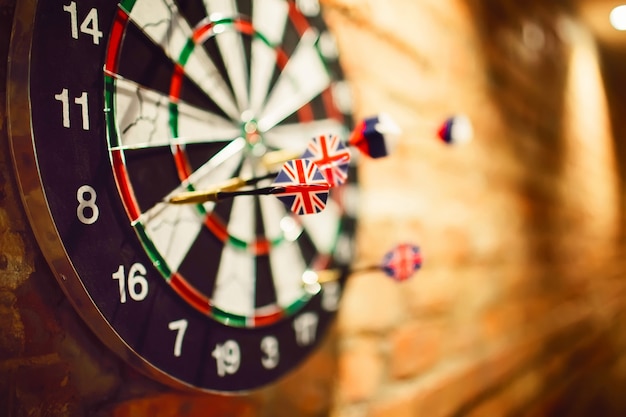 Pfeile hängen an einer Mauer. Darts mit der englischen Flagge.