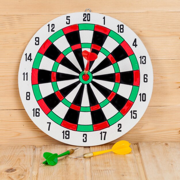 Pfeilpfeil, der im Bullauge auf Dartboard schlägt