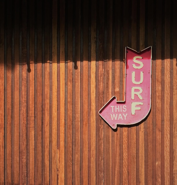Pfeilsymbol auf einer Holzwand