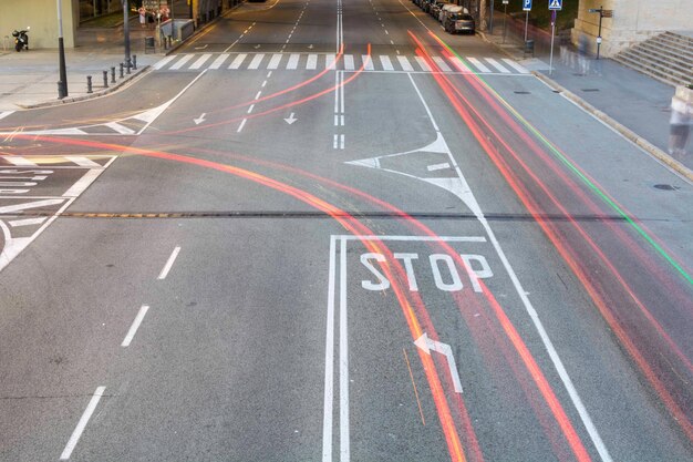 Foto pfeilsymbol auf einer straße in der stadt