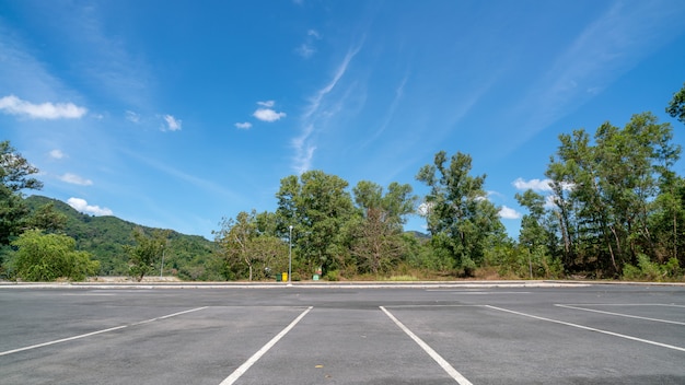 Pfeilsymbol unterzeichnen herein das Parken, Parkplatz, die Parkstraße, die mit blauem Himmel im Freien ist