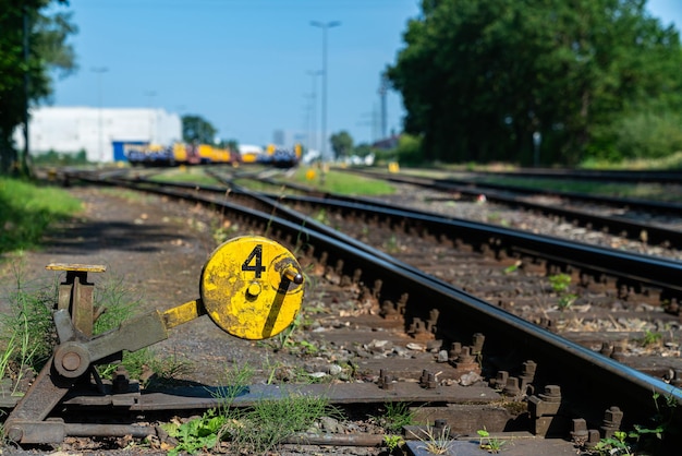 Pfeilübertragung Eisenbahnstrecken Nahaufnahme Bahnhof im Hintergrund aus dem Fokus
