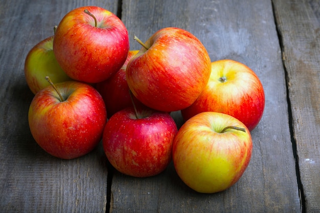 Äpfel auf einem Holztisch