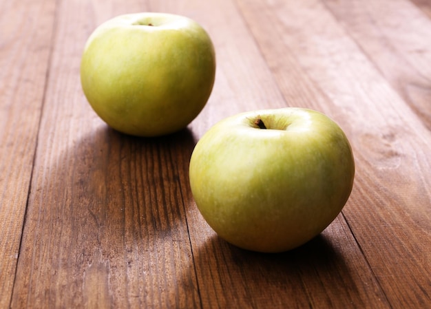 Äpfel auf hölzernen Hintergrund