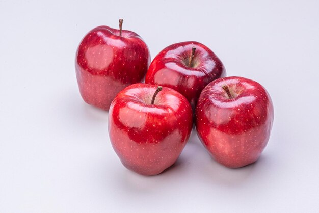 Äpfel auf weißem hintergrund isoliert.