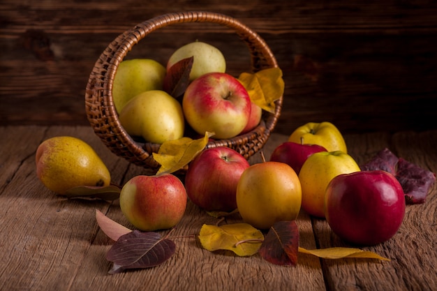 Äpfel im Korb auf rustikalem Holztisch