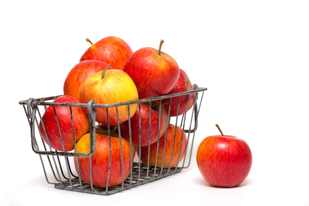 Äpfel in einem Korb auf weißem Hintergrund