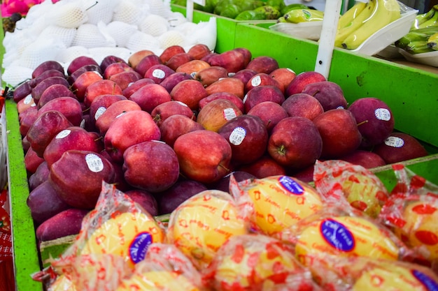 Äpfel in einer Supermarktkiste