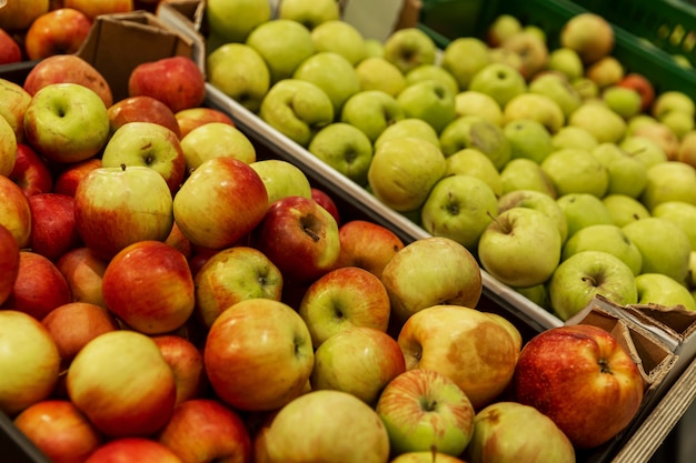 Äpfel in Kisten im Laden. Seitenansicht. Vitamine und gesundes Essen.