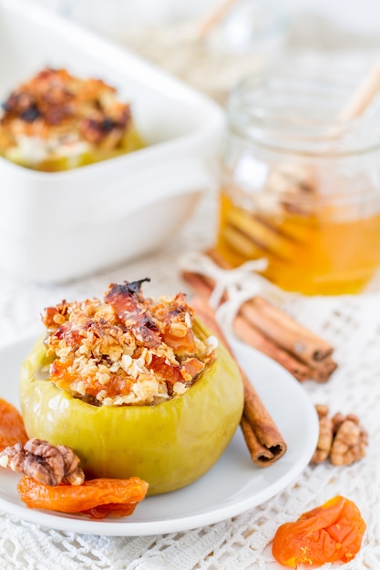 Äpfel mit Haferflocken und getrockneter Aprikose, Honig