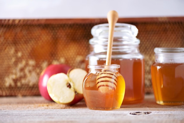 Äpfel mit Honigglas-Waben auf grauem Hintergrund mit Kopierraum Rosh hashanah jüdische Neujahrsfeier