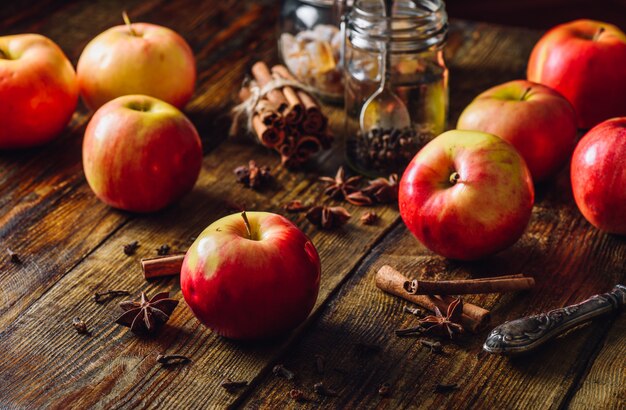 Äpfel mit Weihnachtsgewürzen.