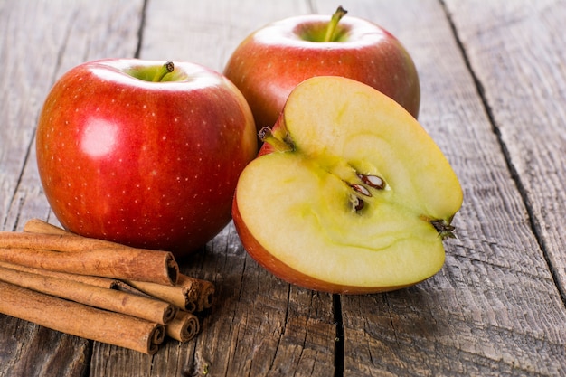 Äpfel mit Zimt auf Holztisch