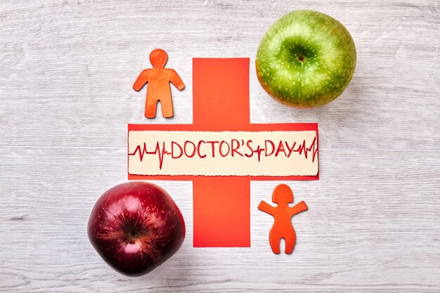 Äpfel, Strichmännchen und Kreuz. Kreative Idee zum Doctor's Day.