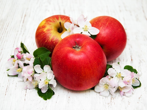 Äpfel und Apfelbaumblüten