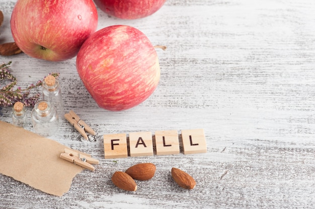 Äpfel und Herbstdekor