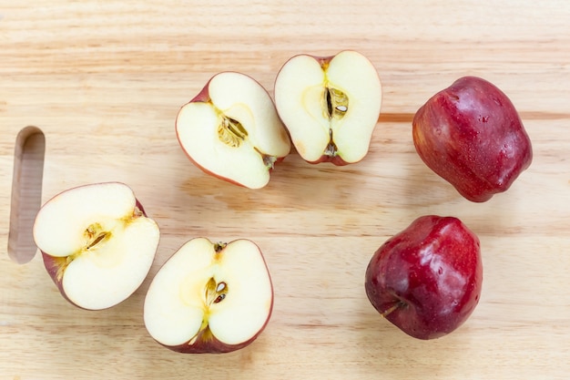 Äpfel und Scheiben auf Holzschneidebrett ..