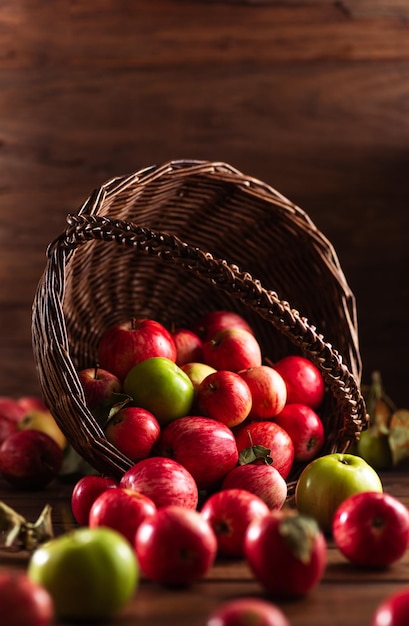 Äpfel werden aus dem Korb verschüttet