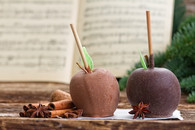 Äpfel zu Weihnachten glasiert in Schokolade und Weihnachtsmusiknoten