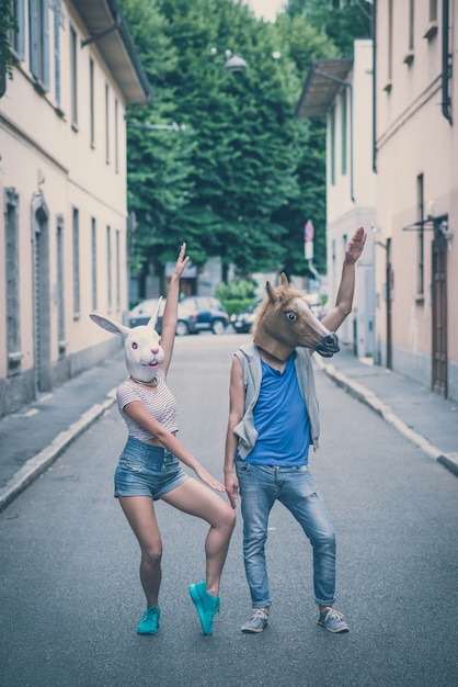 Pferd und Kaninchen Maske paar Freunde junger Mann und Frau