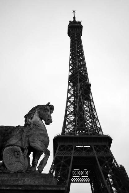 Foto pferde-statue am eiffelturm in paris, frankreich