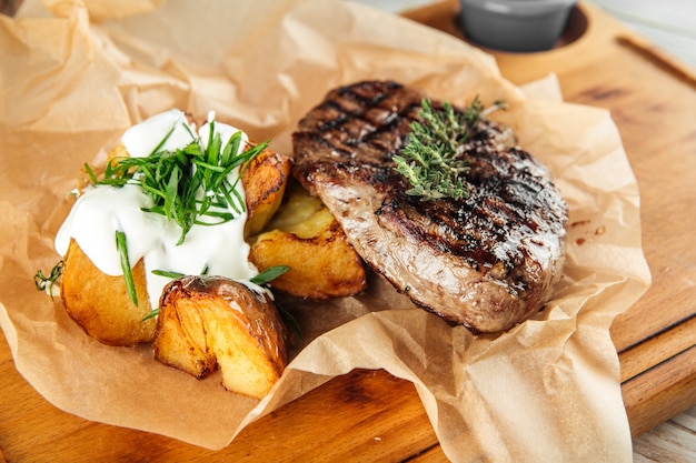 Pferdefleischsteak mit Ofenkartoffeln Sauerrahm