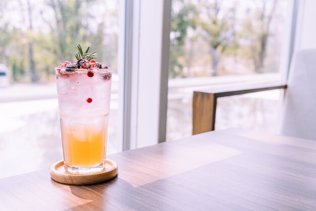 Pfirsich-Beeren-Soda-Glas im Café-Restaurant