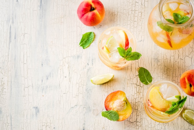 Pfirsich-Limonen-Limonade, Mojito-Cocktail mit frischer Fruchtgarnitur