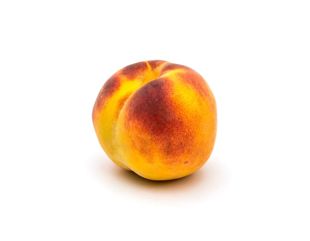 Pfirsiche auf weißem Hintergrund