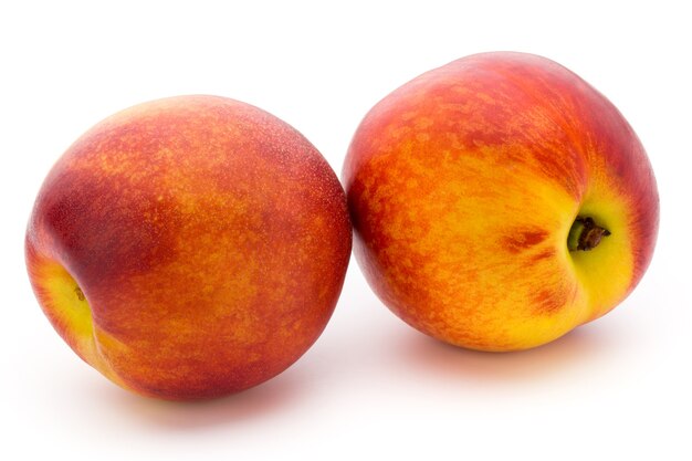 Pfirsichfrucht mit lokalisiertem auf weißem Hintergrund