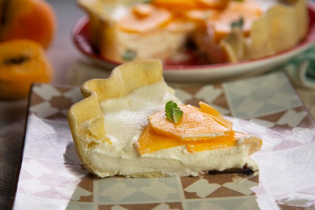 Pfirsichkuchen nach einem Rezept mit Joghurt und frischen Früchten.