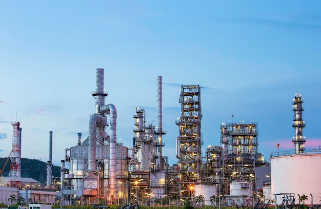 Pflanzen- und Turmsäule der petrochemischen Industrie in der Öl- und Gasindustrie mit wolkenblauem Himmel am Abend