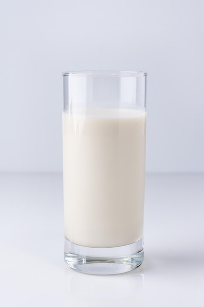 Pflanzenmilch in einem Glas auf weißem Hintergrund, gesunde Ernährung