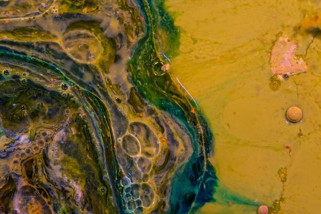 Pflanzenölflecken auf der Wasseroberfläche.