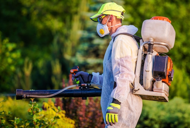 Pflanzenschutzdienste im Garten Männer mit Benzin Pflanzenschutzsprühgeräten Berufsgarten