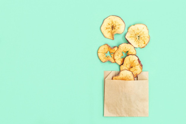 Pflanzliches Lebensmittelkonzept Dehydrierte Fruchtchips aus Apfelrundenscheiben als gesunder Snack oder Süßigkeiten