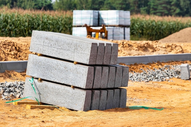 Pflasterreparaturen und Verlegung von Gehwegplatten auf der