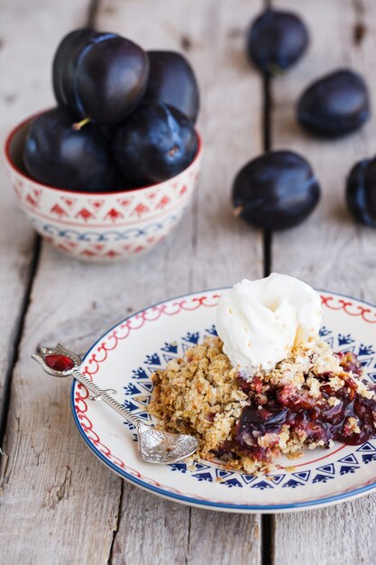 Pflaumenkrümel mit einer Kugel Eis