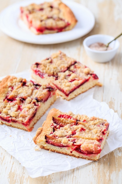 Pflaumenkuchen Zwetschgenkuchen mit Hefeteig und Streuseln