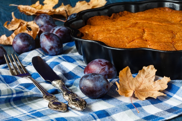 Pflaumentorte mit frischem Obst auf dem Tisch