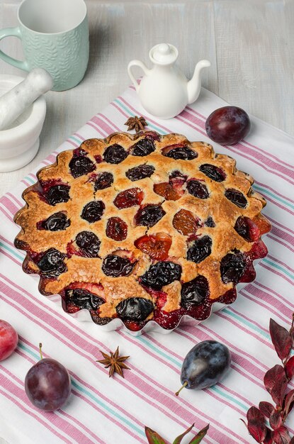 Pflaumetorte auf einem hellen hölzernen Hintergrund. Selbst gemachtes Backen