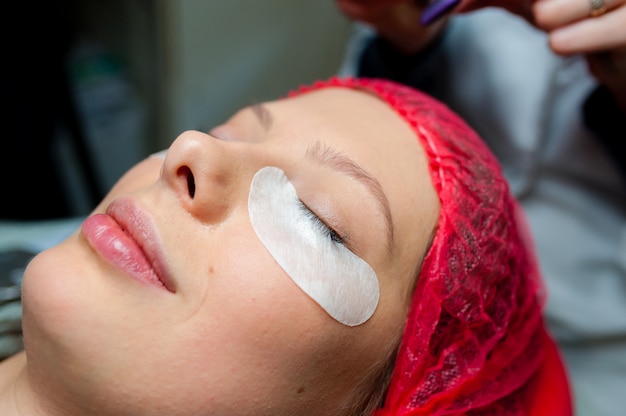 Pflege der Wimpern im Beauty-Salon.