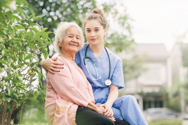 Foto pflegekraft, die ihren älteren patienten komfort und pflege bietet