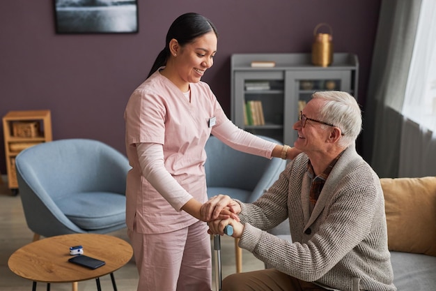 Pflegekraft, die sich während der Rehabilitation um Senioren kümmert