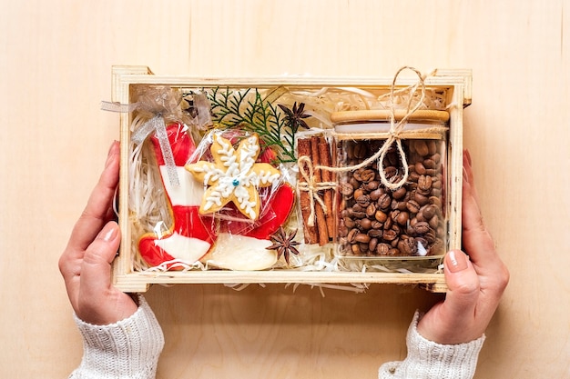 Pflegepaket für weibliche Hände mit Kaffee-Lebkuchen und Zimt