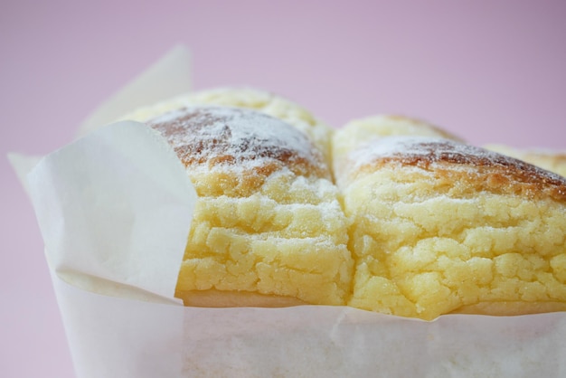 Pflücken Sie ein Sahne-Butter-Brot von einem Tisch